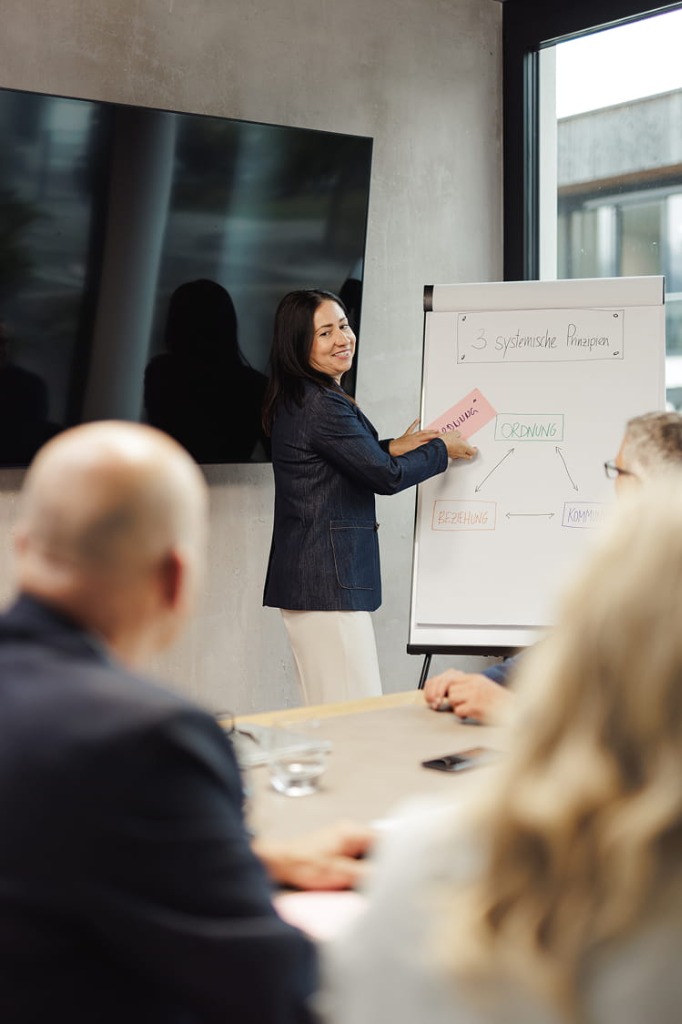 Barbara beim Workshop am Flipchart